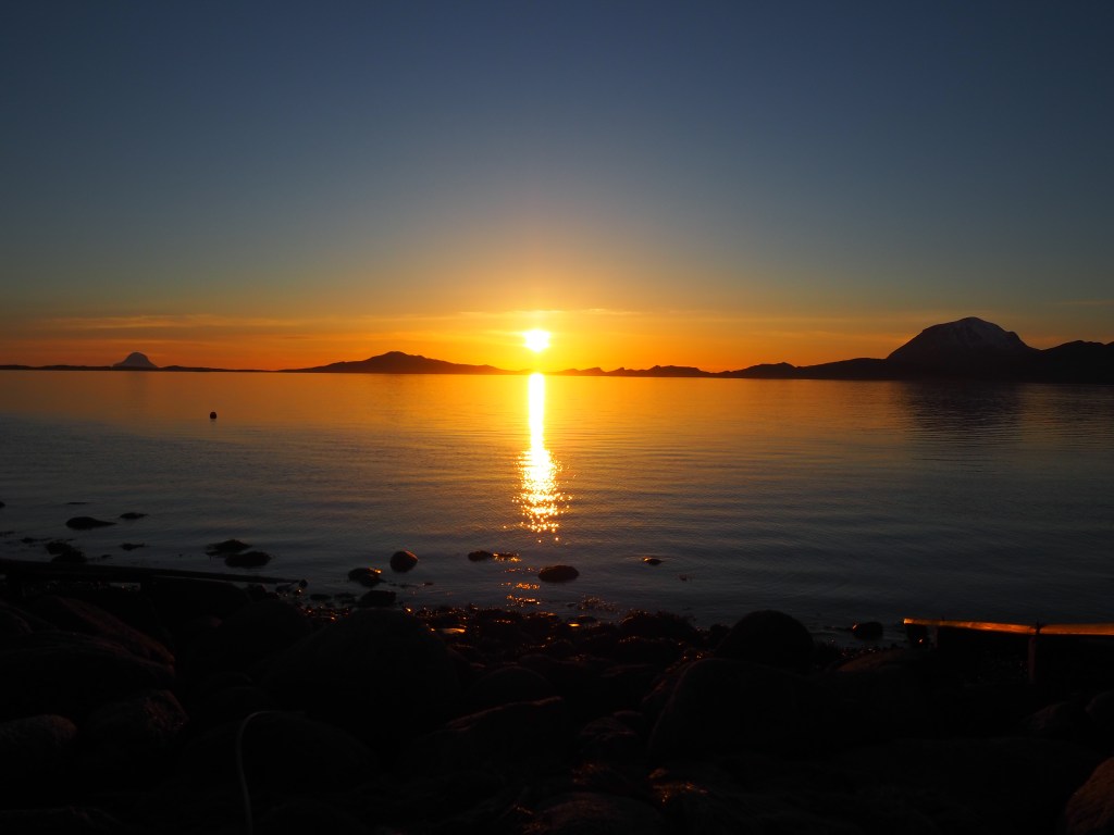 Midnatssol i Aldersundet. Utsikt mot Lurøyfjellet og Onøy.