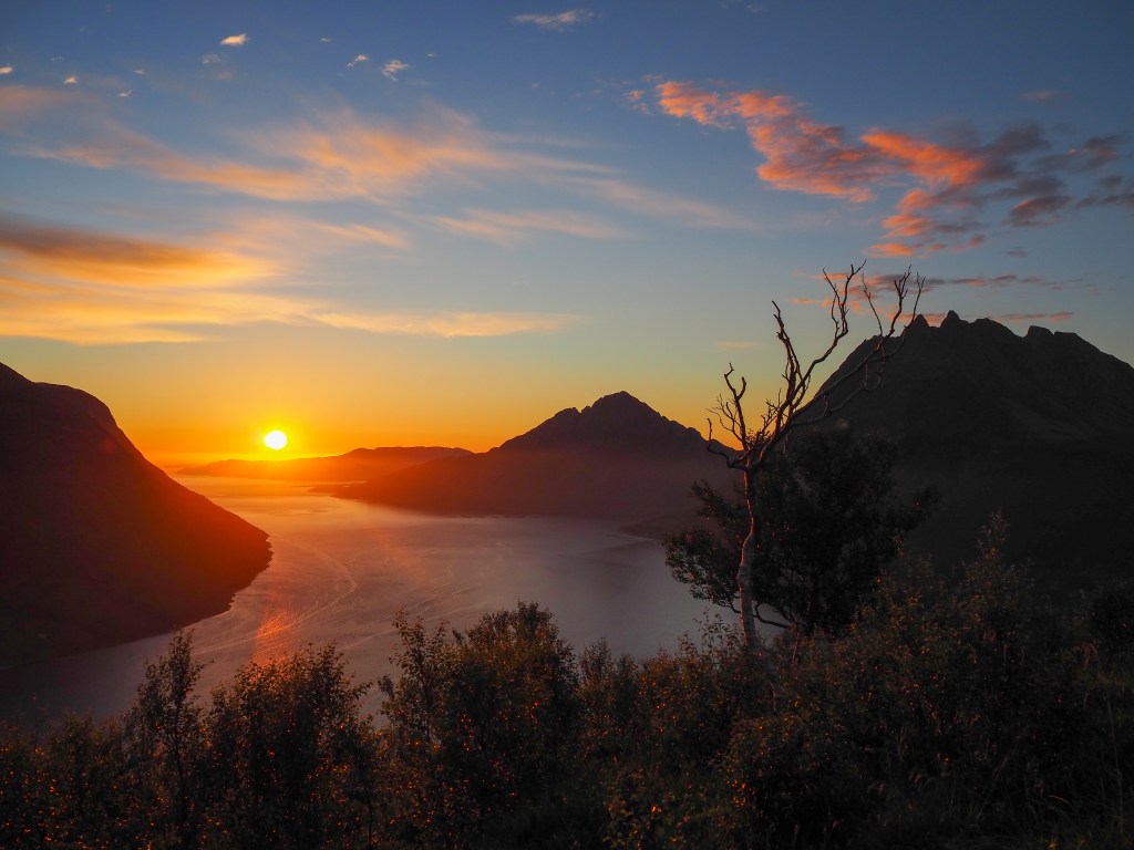 Midnattsol sett fra Åstuva.