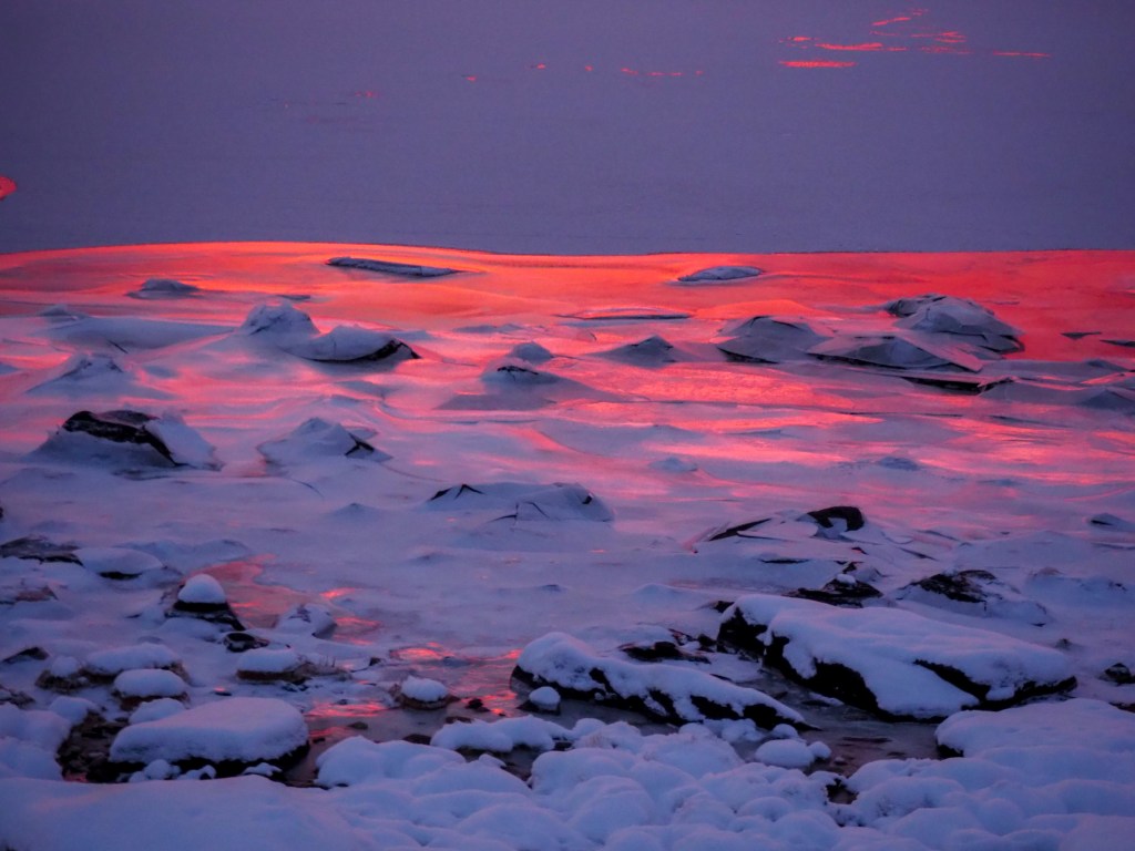 Is farget av en rosa himmel.