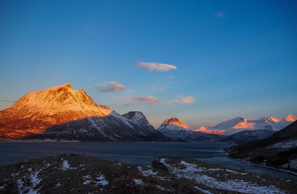 Sol i toppenepå Ladra i Lurøy. Januar.