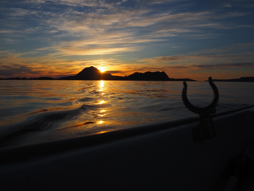 Lurøyfjellet i midnattsol.