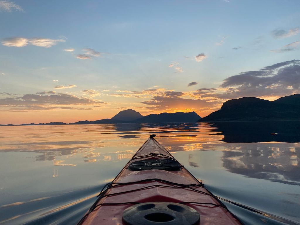 Kajakk i solnedgang på Helgelandskysten.